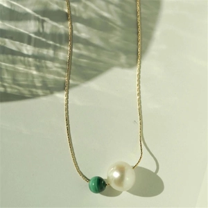 Collana minimalista a catena dorata con perla d'acqua dolce bianca e pietra di malachite