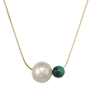 Collana minimalista placcata oro 14K con perla d'acqua dolce e ciondolo in malachite verde