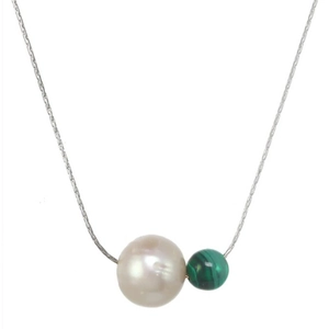 Collana minimalista a catena serpente in argento con perla d'acqua dolce e ciondolo in malachite