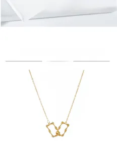 Detail der Bambus-Textur Schmetterling Anhänger mit Diamanten an goldener O-Kette