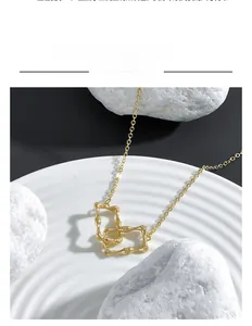 Detailaufnahme der Goldhalskette mit Bambusstruktur und funkelnden Kristalldetails