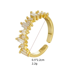 Bague dorée ondulée avec zircons taille baguette et anneau ouvert réglable élégant