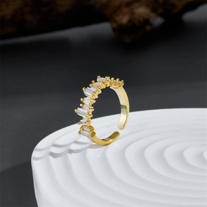Bague ondulée élégante plaquée or avec incrustation de zircon et anneau ajustable