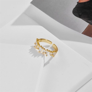 Bague dorée ondulée ajustable avec pierres de zircon rectangulaires pour femmes
