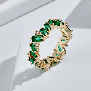 Bague plaquée or avec zircon vert émeraude géométrique et cristaux ronds