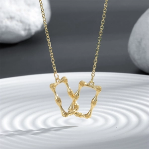 Minimalistische Halskette mit rechteckigem Doppelring-Anhänger und goldener Gliederkette