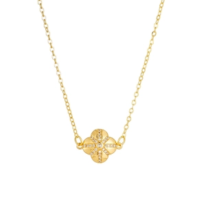Gros plan du pendentif trèfle à quatre feuilles plaqué or 14k avec oxydes de zirconium