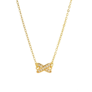 Gros plan du pendentif trèfle à quatre feuilles plaqué or 14 carats et pierres de zircon