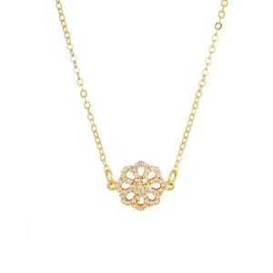 Détail du pendentif trèfle plaqué or 14 carats avec sertissage micro-pavé de zircones