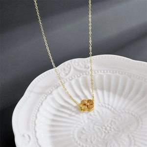 Collier en laiton plaqué or 14k avec pendentif trèfle serti de zircons étincelants