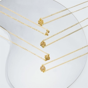 Colliers en laiton plaqué or 14k avec pendentifs trèfle et fleur ornés de zircons brillants