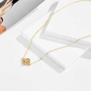 Détail du collier trèfle plaqué or 14 carats serti de zircons cubiques étincelants