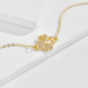 Collier trèfle plaqué or 14k avec zircons pavés et découpe cœur sur base en pierre élégante
