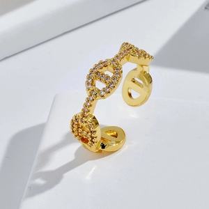 Bague géométrique plaquée or 18K avec sertissage pavé de zircons étincelants