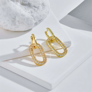 Eleganti orecchini placcati in oro 14k con pendenti ovali in micro-pave su sfondo bianco