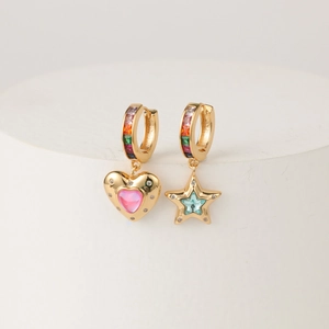Pendientes de aro dorados asimétricos con colgantes de cristal en forma de corazón y estrella