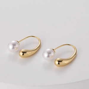 Elegant gold-plated drop earrings with white pearls in a minimalist french style