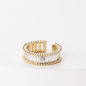 Bague ouverte dorée élégante ornée de zircons rectangulaires et de détails perlés