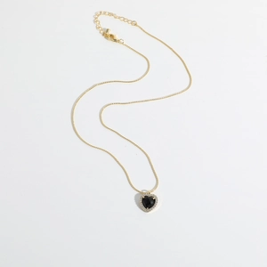 Collier minimaliste en laiton doré 14k avec pendentif cœur noir et détails en zircone