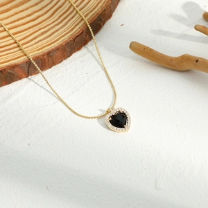 Collier en laiton plaqué or 14 carats avec pendentif cœur noir facetté et cristaux micro-pavés