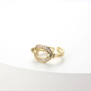 Bague dorée réglable avec motif ovale ajouré et pavé de zircones cubiques brillants