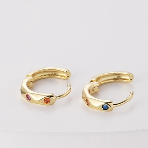 Luxuriöse goldene Creolen mit bunten Zirkoniasteinen und gerippter Oberfläche
