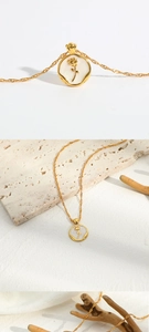 Détail macro du pendentif rose rétro avec texture lave et chaîne à vagues dorée