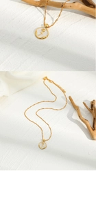 Détail du collier en laiton plaqué or 14 carats avec pendentif rose blanche sur fond texturé