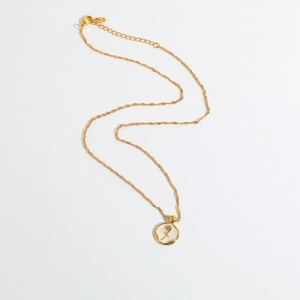 Collier classique en laiton plaqué or 14 carats avec pendentif rose blanche sur fond blanc