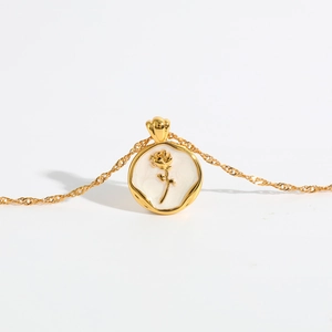 Collier classique en laiton plaqué or 14 carats avec pendentif rose et incrustation nacre