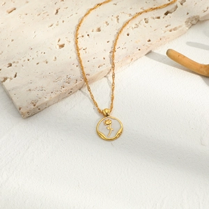 Collier classique en laiton plaqué or 14k avec pendentif rose rond et chaîne vague