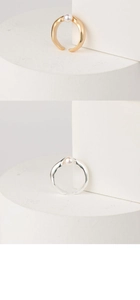 Detailansicht minimalistischer offener Ringe in Gold und Silber mit glänzenden Perlen