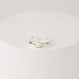 Minimalistischer silberner Wellen-Perlenring mit 14k Vergoldung und offenem Design