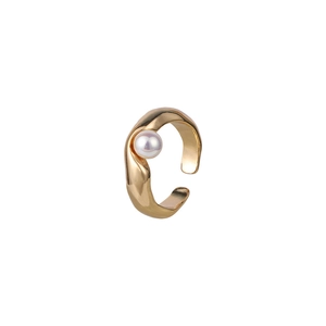 Minimalistischer 14k vergoldeter offener Ring mit Lavatextur und weißer Perle