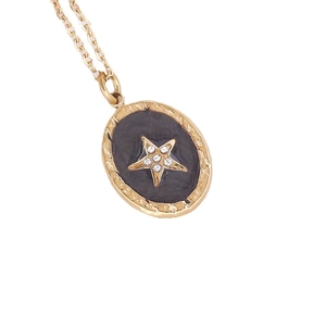 Collier ovale plaqué or 18 carats avec émail noir et pendentif étoile en oxyde de zirconium