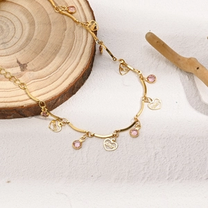 14k vergoldetes Messing-Fußkettchen mit rosa Zirkon-Herzen und Amor-Anhängern auf Sand