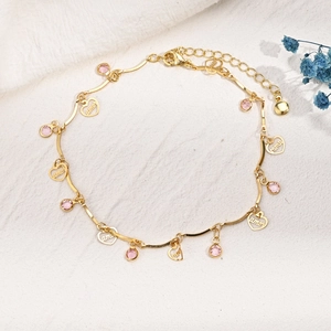 Detailansicht der vergoldeten Fußkette mit rosa Zirkonia und Herz-Amor-Anhänger