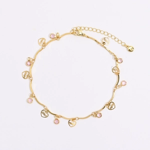 Goldene Herz-Fußkette mit rosa Zirkon und Amor-Gravur auf einer Wellenkette mit Verlängerung
