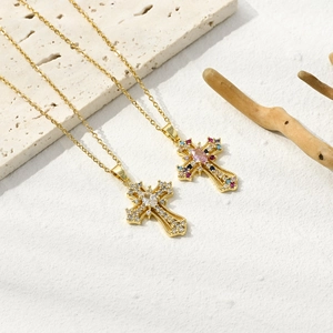 Vintage Punk Goldkreuz Anhänger Halsketten mit bunten Zirkonsteinen auf rustikalem Holz