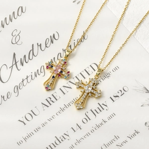 Vintage Punk Kreuz Anhänger Halskette mit bunten Zirkonia auf goldener Metallkette