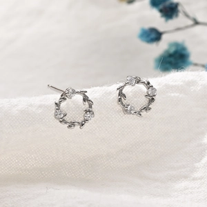 Élégantes boucles d'oreilles fleur en argent S925 avec zircons sur un support en tissu