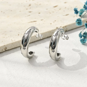 Boucles d'oreilles créoles en forme de C avec étoiles et zircons en argent brillant