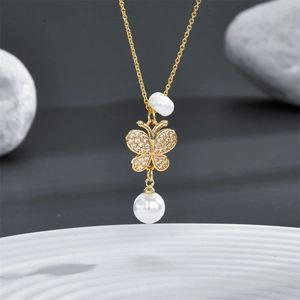 Halskette mit Schmetterling und Perlen aus 14k vergoldetem Messing und Zirkonia