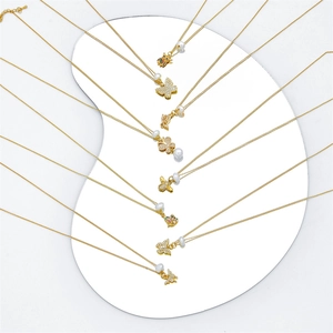 Elegante Kollektion aus 14k vergoldeten Messingketten mit Schmetterlingen und Perlen