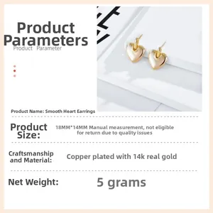 Détail des boucles d'oreilles cœur en cuivre plaqué or 14k, taille 18mm x 14mm