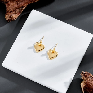 Boucles d'Oreilles Puces Cœur en Cuivre Plaqué Or 14K pour Femme Surface Lisse Bijoux Géométriques Élégants Cadeau Mariage