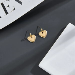 Boucles d'oreilles cœur plaqué or 14 carats avec finition brillante et design épuré