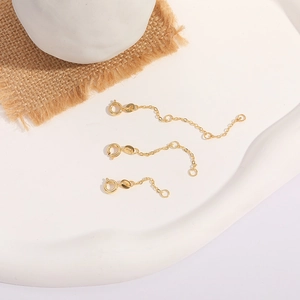 Détail de chaînes d'extension en laiton plaqué or 14K avec fermoirs anneaux à ressort pour bijoux