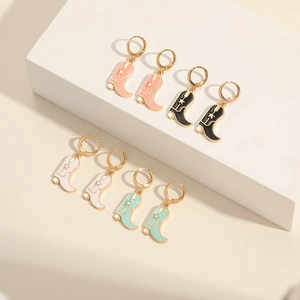 Pendientes de bota de vaquero esmaltados bañados en oro de 14k en varios colores