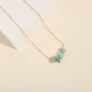 Minimalistischer 14K vergoldeter Choker mit grünen Natursteinen und kleinem Sternanhänger